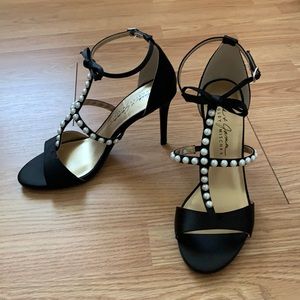 Bow & pearl accents black heels size 8M